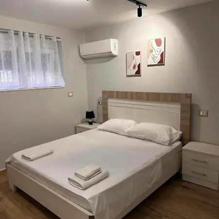 Lovely One Bedroom Flat In Apartment