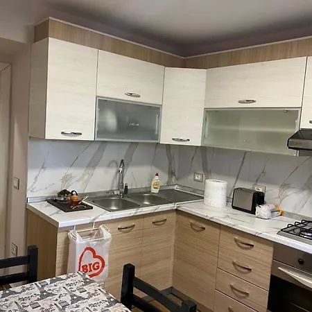 Lovely One Bedroom Flat In Apartment *